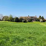 Beautiful 1 Hr 45 Min From Paris *
