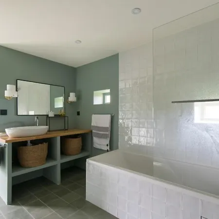 Beautiful 1 Hr 45 Min From Paris *